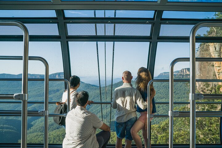 couples riding down the scenic sender into the Jamison Valley.